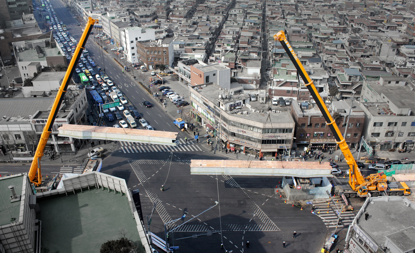 2011.01 화양고가차도 철거 및 교통개선고사.jpg